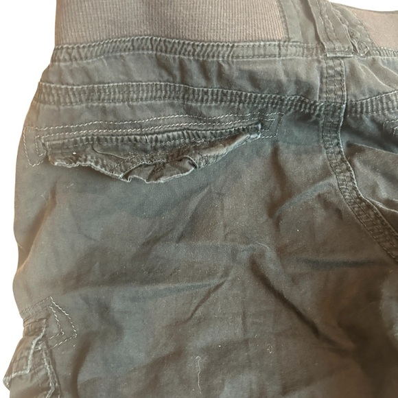 Distressed Holes Unionbay Cropped Cargo Capris Black, Stretch Waist Pant 7 - Picture 9 of 16